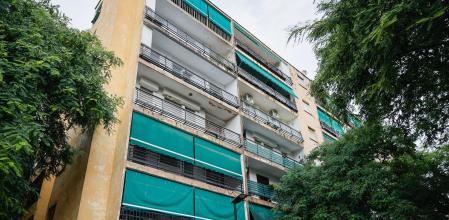 Vista exterior del edificio de la calle Luis Fenoyet de la ciudad de Valencia donde ayer, sábado, fueron hallados los restos de una persona.&nbsp;
