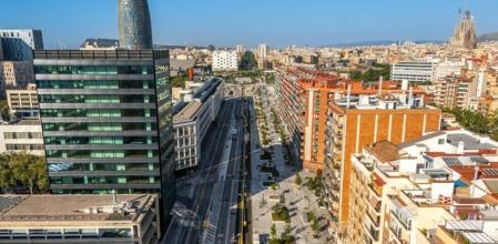 Obras de urbanización del lado mar de la Gran Via en las Glòries de Barcelona