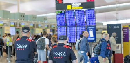 Mossos d'Esquadra uniformados patrullan por las instalaciones del aeropuerto de el Prat&nbsp;