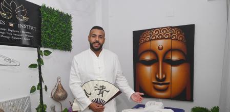 Adíl Kabbouch tiene una clara vocación por el cuidado integral y comparte los beneficios del masaje para que las personas puedan relajarse y reconectar con su cuerpo