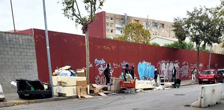 Chatarreros residentes en el B9 desmantelan los desechos en plena calle .