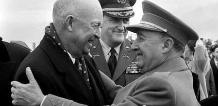 Franco despide al presidente Eisenhower tras su visita oficial, Torrejón de Ardoz (Madrid), 22 de diciembre de 1959