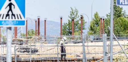 Un obrero trabaja en la construcción de una vivienda nueva, a 29 de julio de 2025, en Madrid (España). Entre 2025 y 2026 Madrid vivirá la entrega de miles de viviendas nuevas (tanto de venta como de alquiler asequible), mientras se preparan los grandes desarrollos a largo plazo como Madrid Nuevo Norte y Valdecarros que transformarán la ciudad de cara a la próxima década. Muchos de estos proyectos combinan vivienda libre y VPO, criterios de eficiencia energética y servicios modernos.