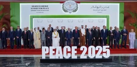 TOPSHOT - US President Donald Trump (C) and other world leaders pose for a group photograph at the Sharm El-Sheikh Peace Summit in the Egyptian Red Sea resort town of Sharm el-Sheikh on October 13, 2025. (Photo by Evan Vucci / POOL / AFP)