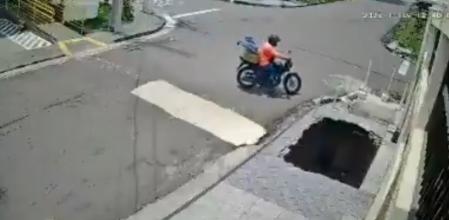 El dramático momento en el que se abre un socavón en una acera y se traga a un hombre