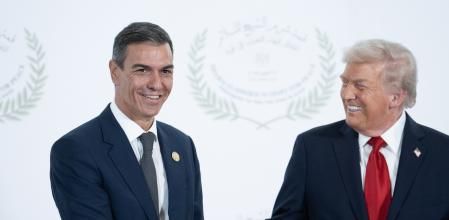 El presidente del Gobierno, Pedro Sánchez (i) saluda al presidente de Estados Unidos, Donald Trump (d), antes de la ceremonia de firma del plan de paz para Oriente Próximo, a 13 de octubre de 2025, en Egipto.