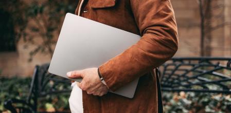 Un hombre lleva el Intel Atom A3950 2025 bajo el brazo