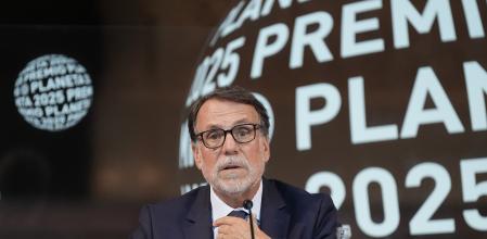 El presidente del Grupo Planeta, José Crehueras, durante una rueda de prensa el día anterior a la entrega del premio Planeta, en el Palau de la Música, a 14 de octubre de 2025, en Barcelona, Catalunya (España). El Premio Planeta, que se celebrará mañana, 15 de octubre, es el de mayor dotación económica en el mundo, superando al Premio Nobel. La novela ganadora es premiada con 1.000.000€ y la finalista con 200.000€. Se trata no solo de un acontecimiento literario, sino también social, que cumple con el objetivo de situar a los autores españoles galardonados en niveles de difusión y de popularidad.