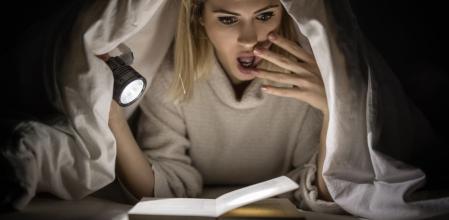 Una ávida lectora alucina mientras lee una novela de terror en casa