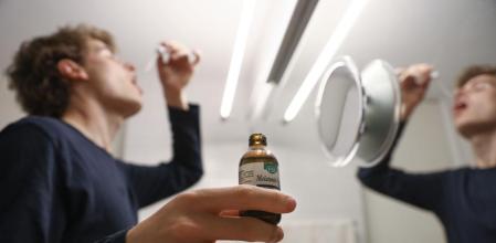 Un joven toma melatonina antes de irse a dormir&nbsp;