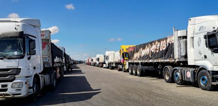 Camiones con ayuda en el paso de Rafah