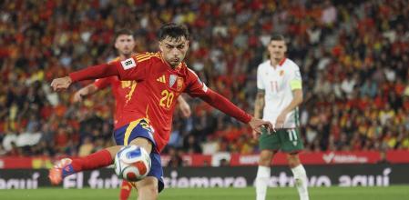 Pedri dispara a puerta en el partido de clasificación para el Mundial 2026