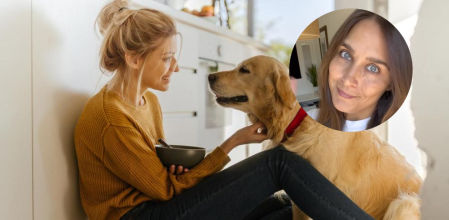 Un perro jugando en casa