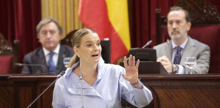 La presidenta de Baleares, Marga Prohens, en un debate en el Parlament balear..