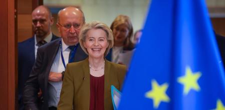 La presidenta de la Comisión Europea, Ursula von der Leyen, seguida por el comisario de Defensa, Andrius Kubilius, llegan a la reunión que ha aprobado el documento