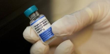 Un vial de vacuna triplevírica, contra el sarampión, la rubéola y la parotiditis