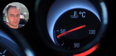 El mecánico Juanjo Jiménez nos avisa de que el motor no está caliente del todo incluso aunque la aguja del refrigerante esté en torno a los 90º.