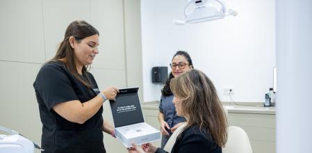 La Dra. Concha Matito entrega un kit experiencial a una paciente&nbsp;