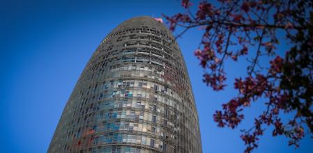 La Torre Glòries, de 144 metros de altura 34 plantas y recubierta de 52.744 lamas de cristal transparente y translúcido&nbsp;