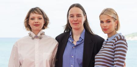 La directora Emilie Blichfeldt, entre las actrices Lea Myren yThea Sofie Loch Næss
