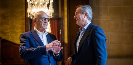 El president del banc,Josep Oliu, conversant amb el conseller delegat, César González-Bueno