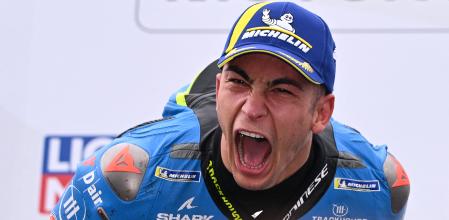 TOPSHOT - Winner Trackhouse MotoGP Team's Spanish rider Raul Fernandez celebrates on the podium after the MotoGP Australian Grand Prix on Philip Island on October 19, 2025. (Photo by WILLIAM WEST / AFP) / --IMAGE RESTRICTED TO EDITORIAL USE - STRICTLY NO COMMERCIAL USE--
