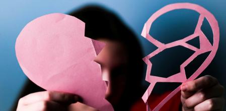 El hombre ha sido detenido y acusado de haberla engañado sentimentalmente para robarle dinero y, además, dejarle deudas a su nombre