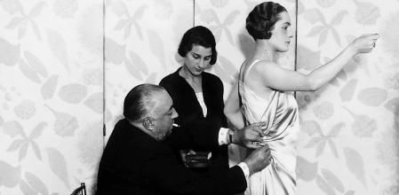 Paul Poiret arregla a una de sus maniquíes en 1924
