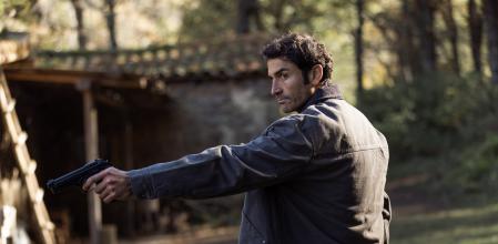 Alex García es Miguel Ferrer.