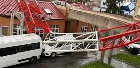 La caída de una antena tras el paso de un tornado en Francia