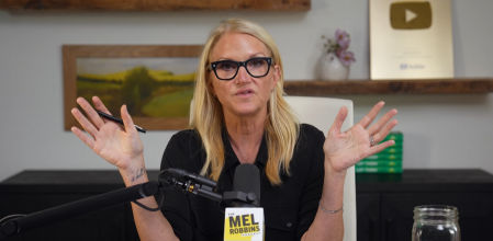 Mel Robbins habla de sentirse sobrepasado.
