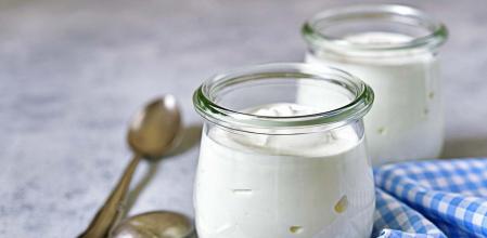 Imagen de archivo de dos tarros de yogur natural