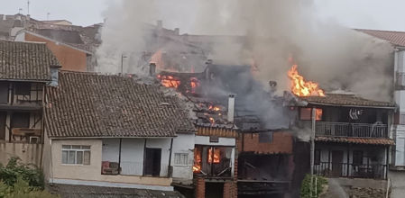 Aparatoso incendio de cuatro viviendas ocupadas en Villanueva del Conde