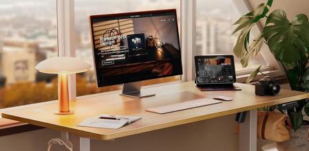 El escritorio con un ordenador y un tablet