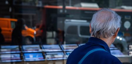 Un hombre consulta la oferta de una inmobiliaria en Barcelona