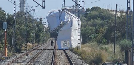 Un obstáculo en las vías entre El Clot y Badalona (Barcelona)