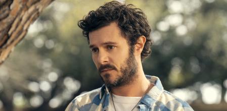 Adam Brody es Noah.