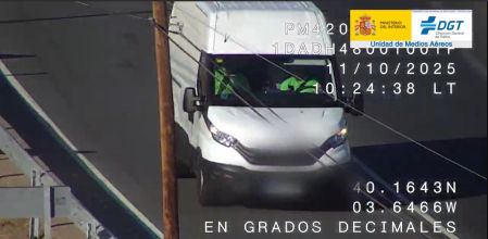 Un medio aéreo de la DGT caza al conductor de una furgoneta manejando el móvil al volante