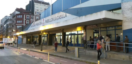 Imágenes del pabellón de La Casilla, habilitado como vacunódromo