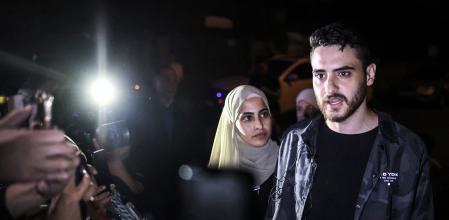 Mohamed el Kurd y su hermana gemela, Muna, el 6 de junio del 2021 tras ser liberados de detención por la policía israelí durante la campaña global que emprendieron contra la expulsión de familias palestinas de sus hogares en el barrio de Shij Yarrah, en Jerusalén Este&nbsp;