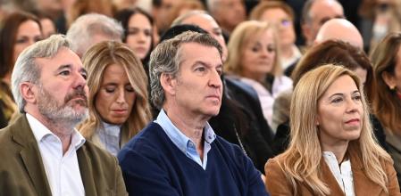 (I-D) El presidente autonómico del PP, Jorge Azcón, y el presidente del Partido Popular, Alberto Núñez Feijóo.