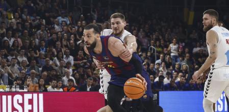 BARCELONA, 25/10/2025.- El pívot del Barcelona Tornike Shengelia (i) escapa de Arturs Kurucs (c), del Río Breogán, durante el partido de la Liga Endesa de baloncesto disputado este sábado en el Palau Blaugrana. EFE/Quique García