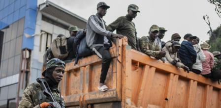 Un soldado del M23 escolta a un grupo de policías y soldados que supuestamente se rindieron y entregaron, el pasado febrero en Goma