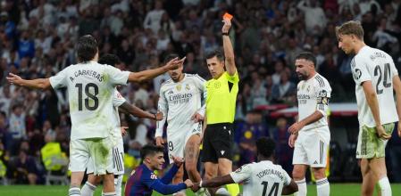 MADRID, SPAIN - OCTOBER 26: Referee Cesar Soto Grado shows a second yellow card to Pedri of FC Barcelona, resulting in a red card, during the LaLiga EA Sports match between Real Madrid CF and FC Barcelona at Estadio Santiago Bernabeu on October 26, 2025 in Madrid, Spain. (Photo by Angel Martinez/Getty Images)