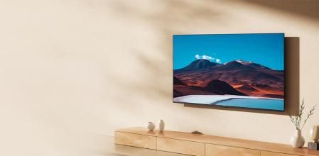 Televisión Xiaomi colgada en la pared.