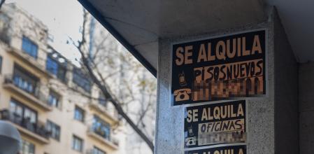 Carteles de 'Se alquila' pegados en un edificio 