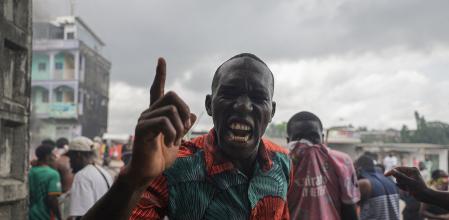 Un segudiro del opositor Issa Tchiroma durante las protestas de esta mañana en Duala tras conocerse los resultados oficiales de las elecciones. 