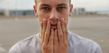 Tocase la cara muy a menudo puede tener diferentes significados.