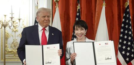 Donald Trump y Sanae Takaichi muestran el acuerdo que han firmado sobre minerales críticos y tierras raras para contrarrestar la enorme ventaja de China en ambos campos, este martes en el palacio para invitados de estado de Akasaka, en Tokio&nbsp;