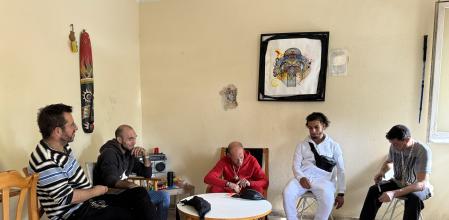 Algunas de las personas que viven en el bloque del antiguo cuartel..